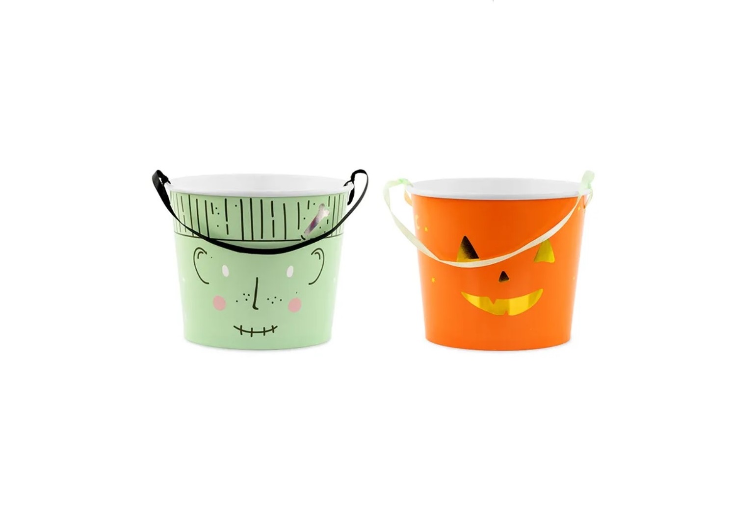 Dois baldes de metal para Halloween, um verde com rosto de monstro e outro laranja com rosto de abóbora.
