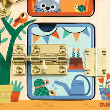 Brinquedo de madeira com fechos metálicos e ilustrações coloridas