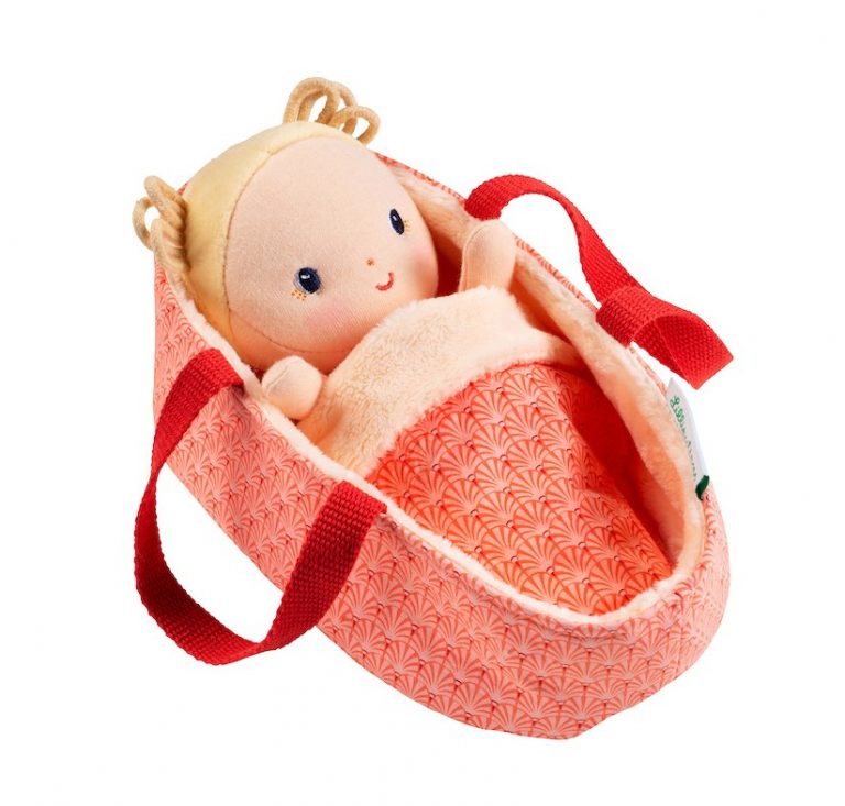 Boneca de pano num saco rosa com padrão geométrico