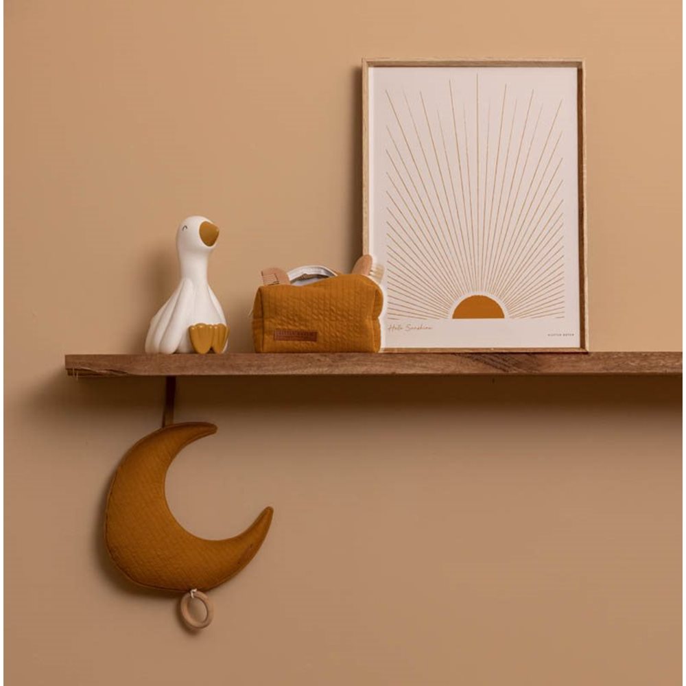 Estante de madeira com figura de pato, bolsa castanha, moldura com sol estilizado e adereço em forma de lua