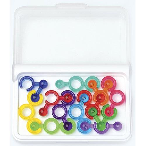 Peças plásticas coloridas interligadas numa caixa branca transparente