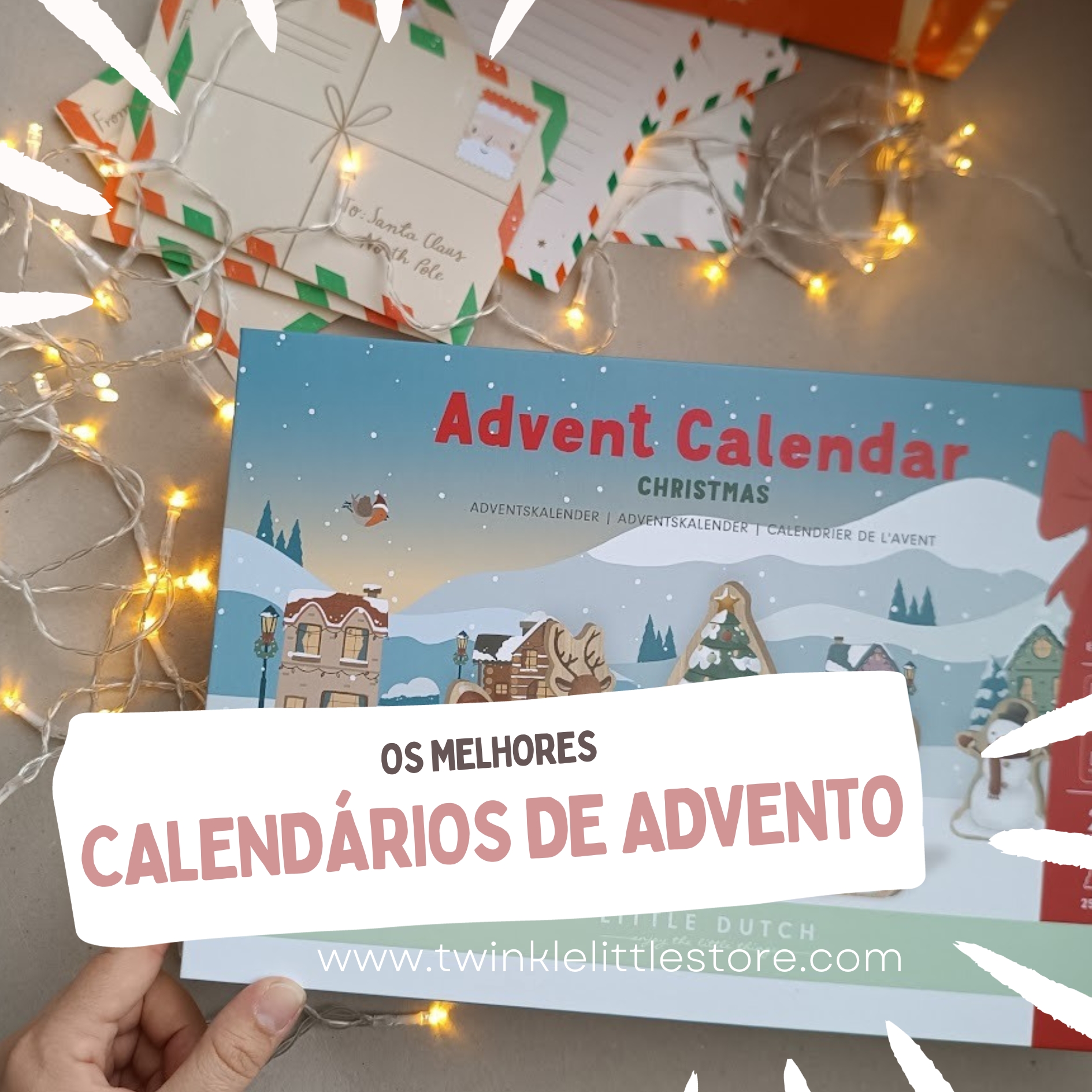 Calendário de Advento natalício azul com luzes e etiquetas de Natal ao fundo