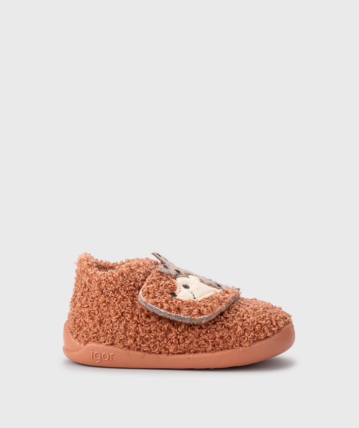 Pantufa infantil felpuda cor de caramelo com rosto de coelho em relevo