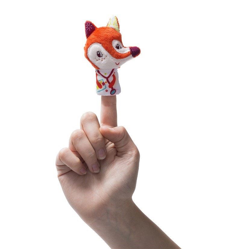 Dedoche de raposa em tecido colorido num dedo humano