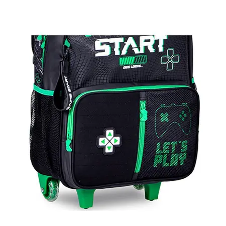 Mochila preta e verde com tema de videojogos e rodinhas verdes