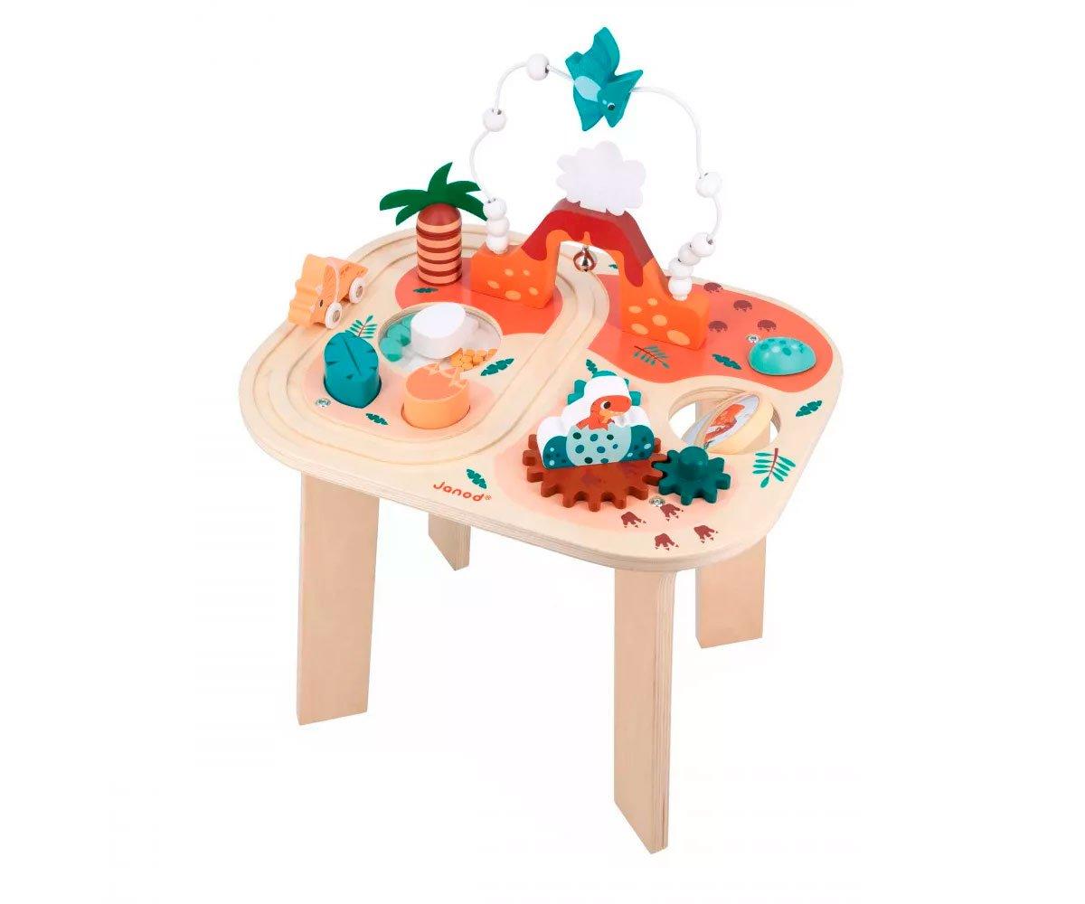 Mesa de brincadeira infantil em madeira com objetos coloridos e estrutura com bolinhas e borboleta