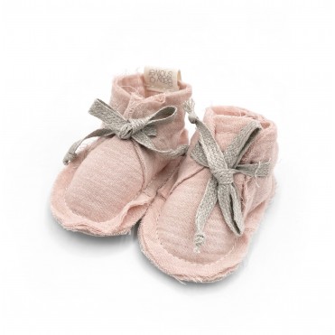 Sapatinhos cor-de-rosa para bebé com ataduras cinzentas