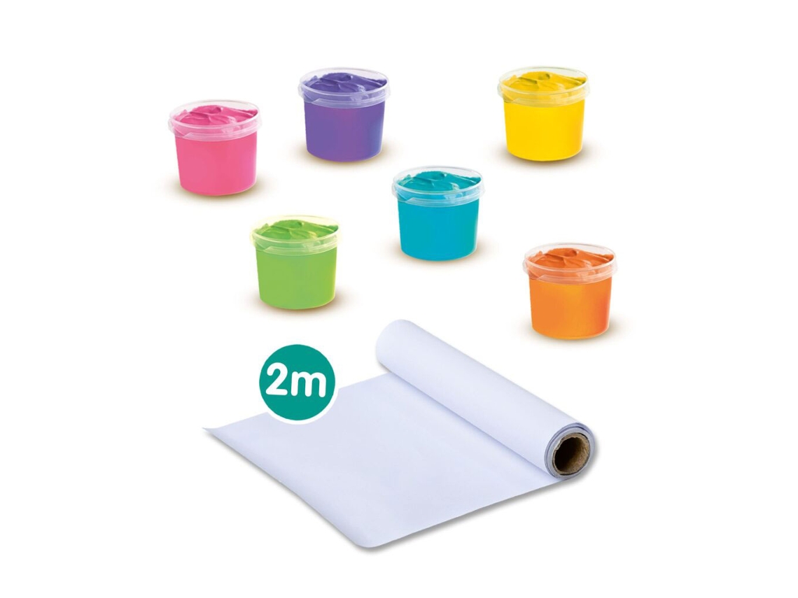 Seis potes de tinta colorida e um rolo de papel branco desenrolado