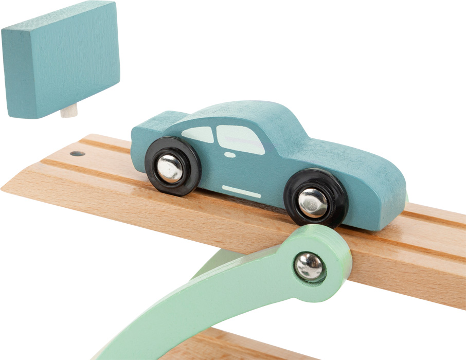 Carro de brinquedo azul em madeira com rodas metálicas sobre base de madeira clara
