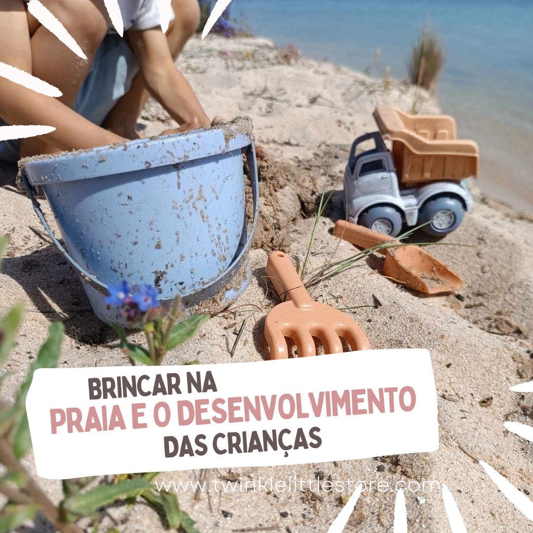 Brinquedos de praia em areia, incluindo balde azul, ancinho rosa e caminhão de brinquedo azul com caçamba bege, com texto sobre o desenvolvimento das crianças na praia.