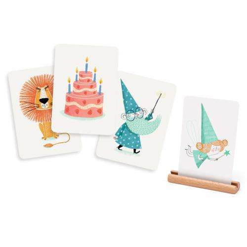 Quatro cartas ilustradas coloridas com desenhos de leão, bolo, mago e fada em suporte de madeira.