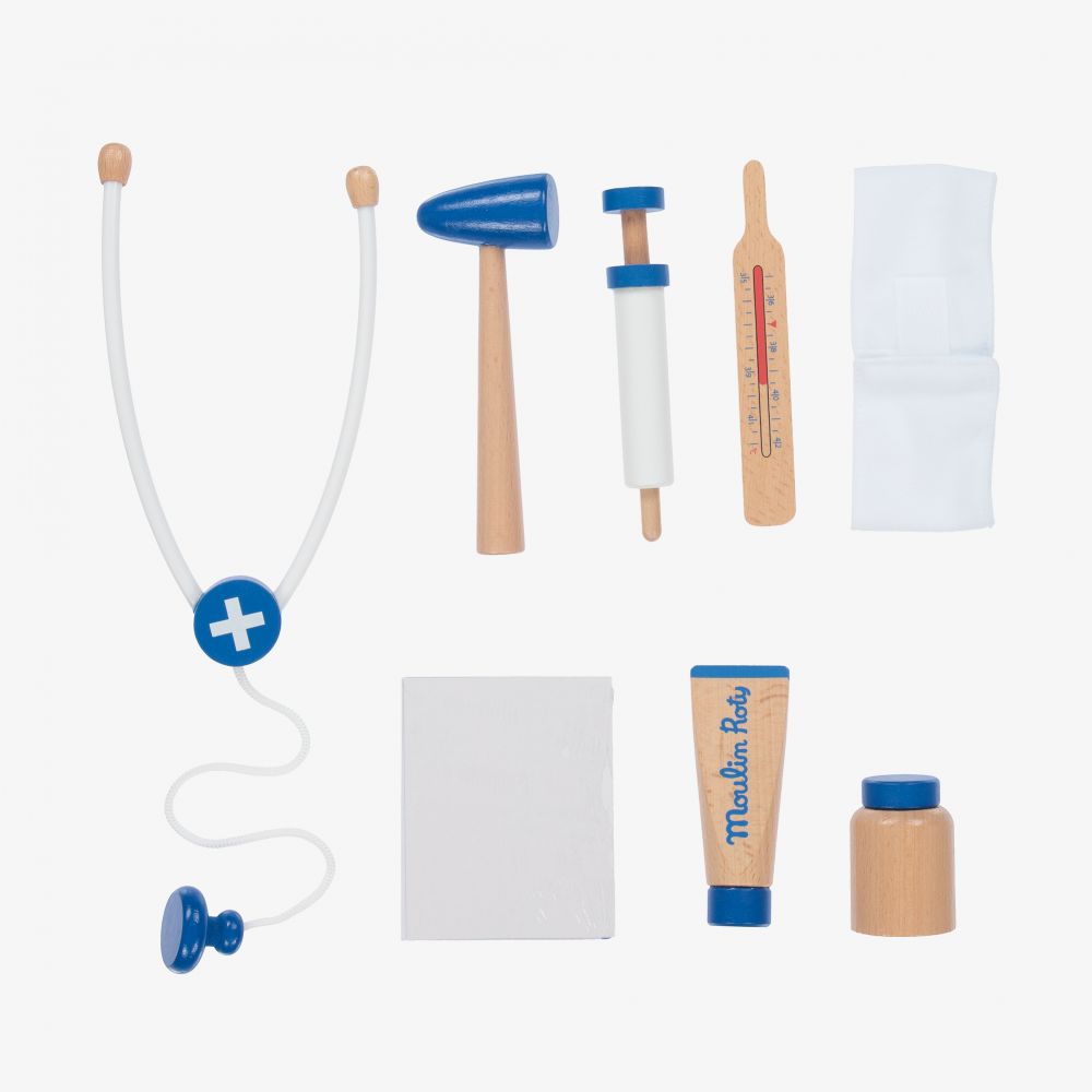 Conjunto de brinquedo médico em madeira com estetoscópio, martelo, seringa, termómetro, toalhete, papel, tubo e frasco sobre fundo branco