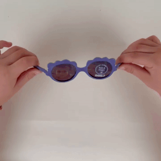 Óculos de sol com armação azul ondulada e lentes escuras