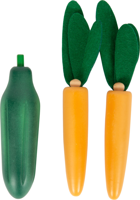 Peças decorativas de legumes em madeira e feltro, incluindo um pepino verde e duas cenouras laranja com folhas verdes em feltro.