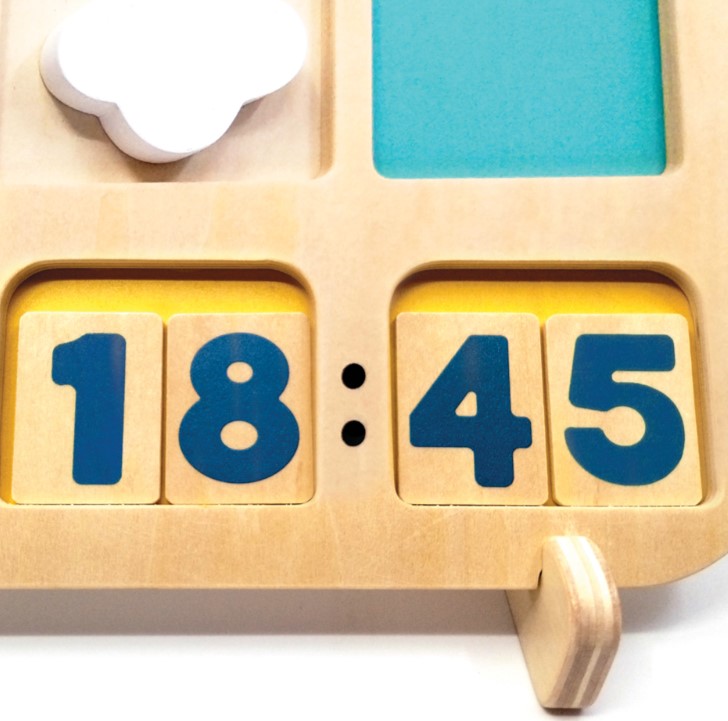 Relógio educativo de madeira com números e formas coloridas
