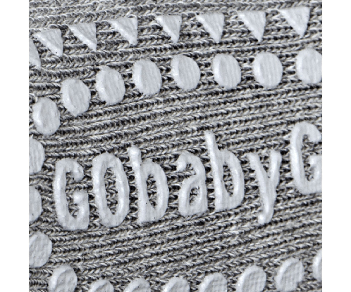 tecido cinzento tricotado com padrão branco e texto bordado GObabyG