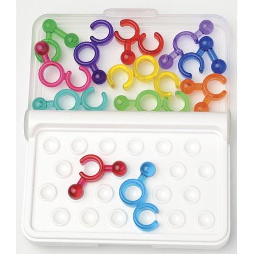 Jogo de tabuleiro com peças coloridas e tabuleiro branco