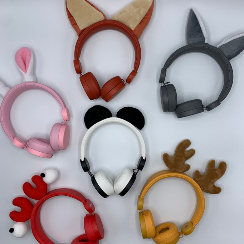 Fones de ouvido coloridos com orelhas decorativas em tecido, dispostos em círculo sobre fundo cinzento