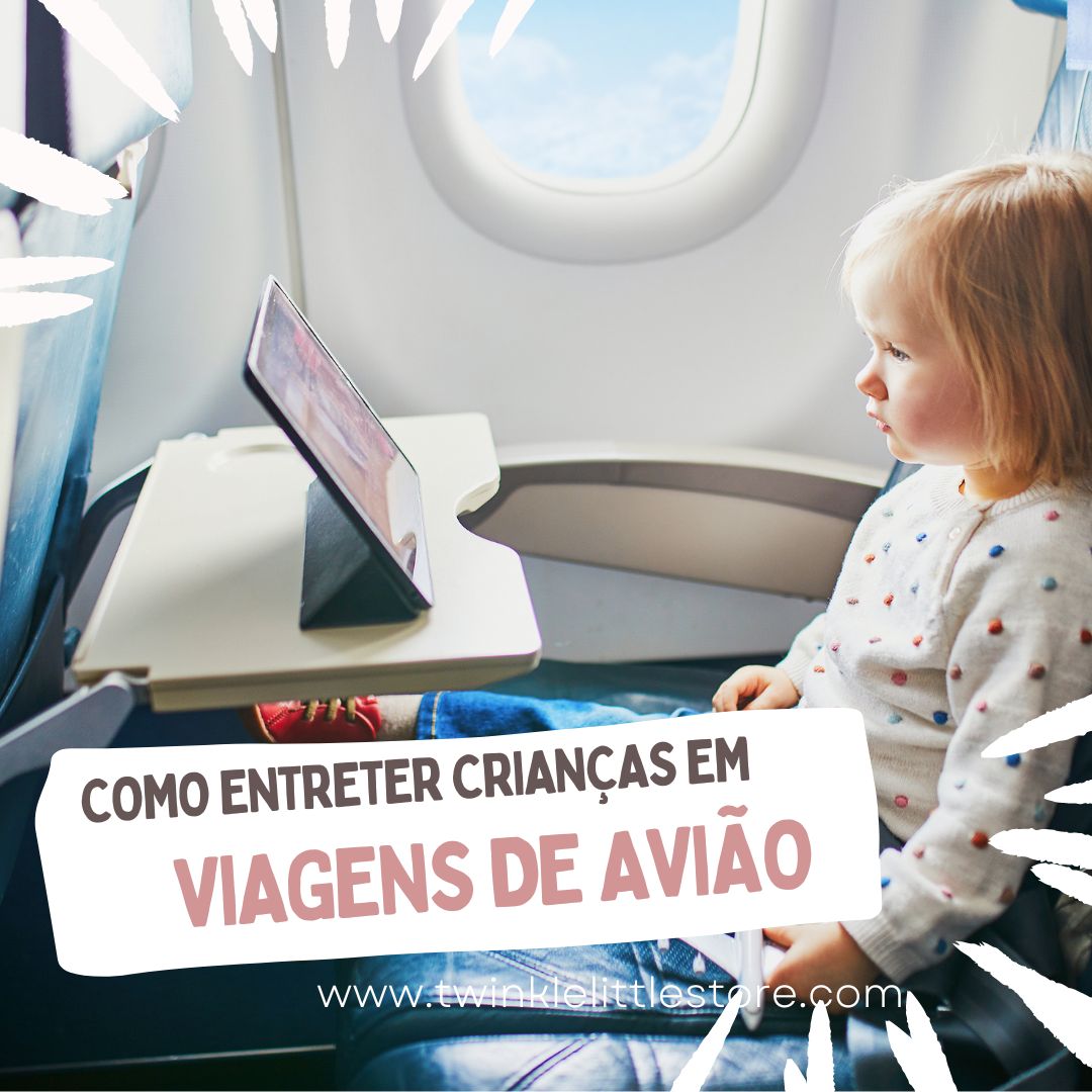 Como entreter crianças em viagens de avião Criança num avião a olhar para um tablet na mesa dobrável com texto sobre entretenimento em viagens de avião