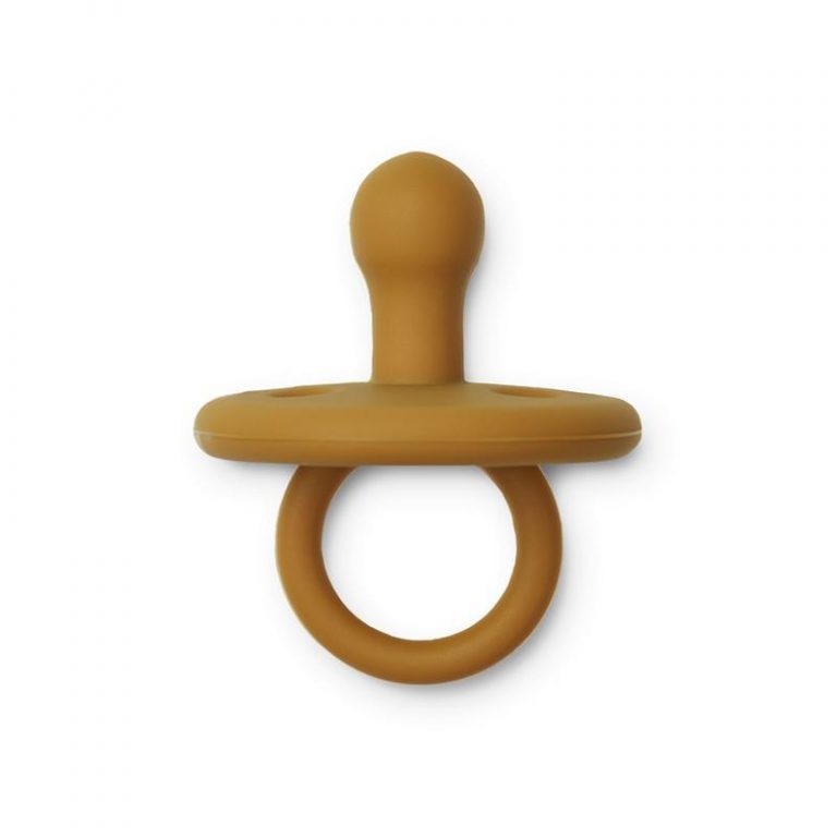 Chupeta de silicone castanha com argola sobre fundo branco