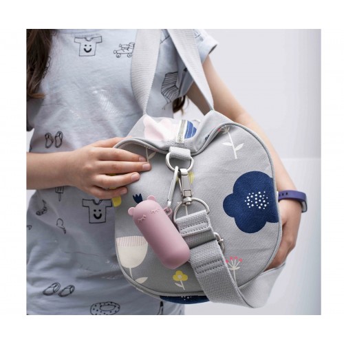 Saco de ombro cinza claro com padrão floral e chaveiro rosa em forma de porco