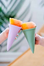 Dois cones de silicone para gelados com gelado laranja