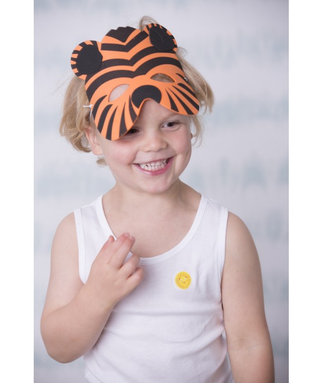 Criança sorridente com máscara de tigre laranja e preta e camisola branca com pequeno círculo amarelo