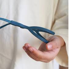 Mão segurando cabide azul de plástico