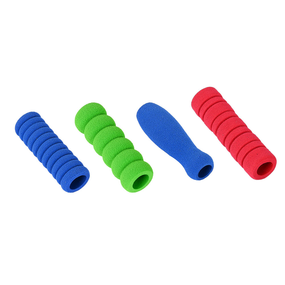 Quatro pegas de esponja coloridas, azul, verde e vermelho