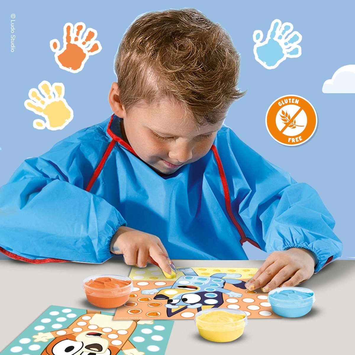 Criança a pintar com tinta para dedos em folhas ilustradas