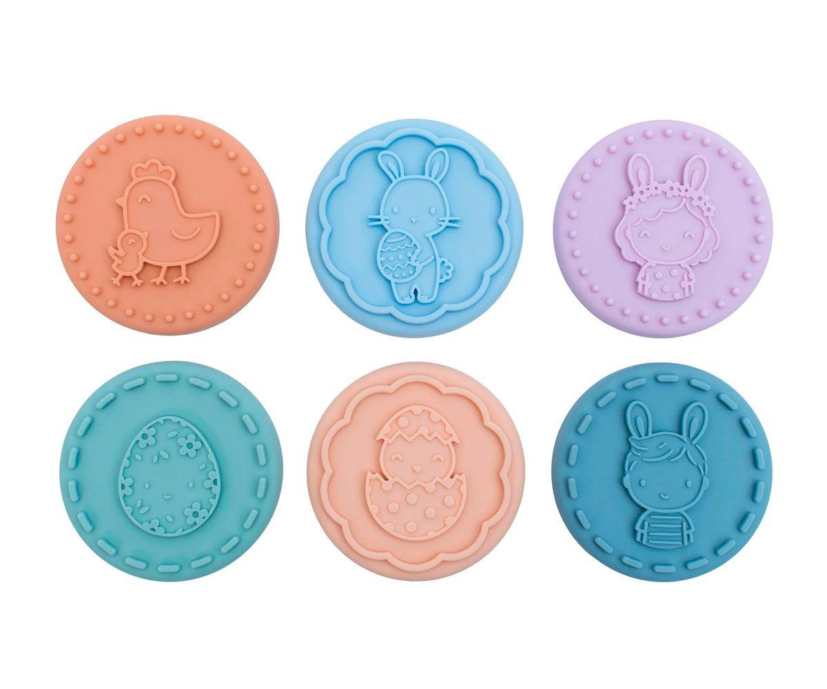 Seis moldes redondos coloridos de silicone com desenhos de Páscoa em relevo.
