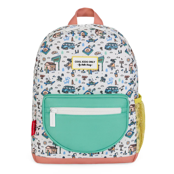Mochila infantil colorida com padrão de desenhos e bolso verde água com fecho branco