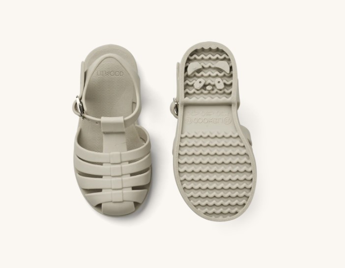 Sandálias infantis bege claro em material plástico com sola antiderrapante