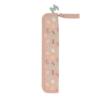Estojo rosa claro com padrão colorido de letras e fecho em forma de M