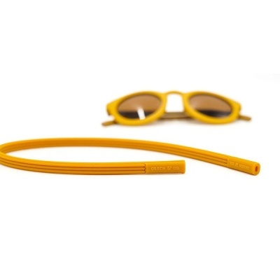 Óculos de sol amarelos com corda ou correia amarela.