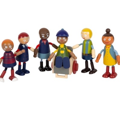 Conjunto de seis bonecos de madeira coloridos em fundo branco