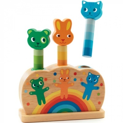 Brinquedo infantil de madeira com figuras de animais coloridos e suporte com arco-íris