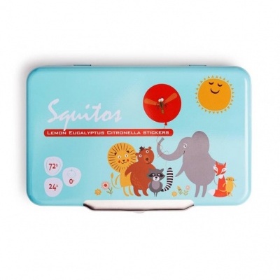 Caixa azul clara com ilustrações de animais, balão e sol, texto 'Squitos' e outros detalhes em vermelho e branco.
