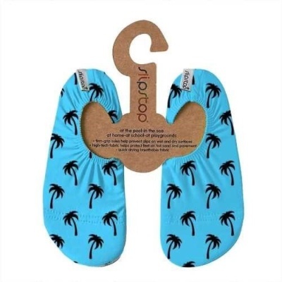 Sapatilhas azuis com padrão de palmeiras pretas e embalagem de cartão