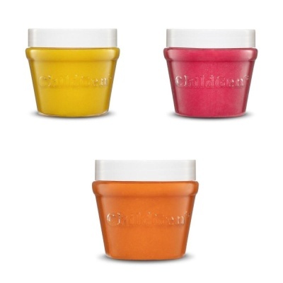 Três frascos pequenos coloridos com tampa branca, com a palavra Childcare em relevo.
