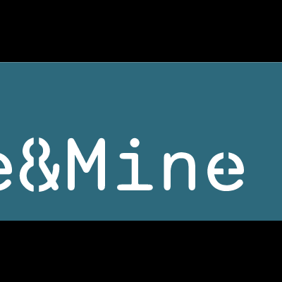 Etiqueta azul com texto preto 'Me&Mine'