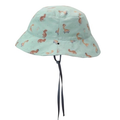 Chapéu azul claro com padrão de esquilos e fita preta