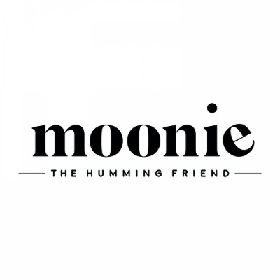 Logotipo preto de moonie com texto 'THE HUMMING FRIEND' em fundo branco