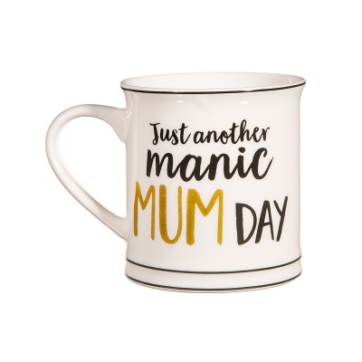 Caneca branca com texto 'Just another manic MUM DAY'