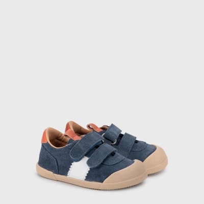 Sapatilhas infantis azuis com risca branca e sola bege