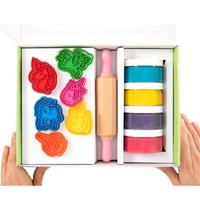 Conjunto para modelar com cortadores coloridos, rolo de madeira e potes de massa para moldar na caixa