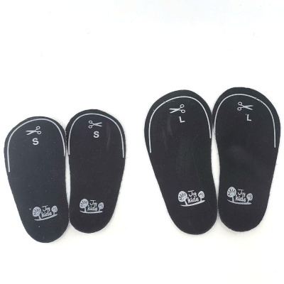 Dois pares de chinelos pretos com etiquetas Ja kids