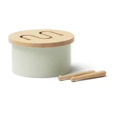 Tambor infantil branco com tampa de madeira clara e duas baquetas