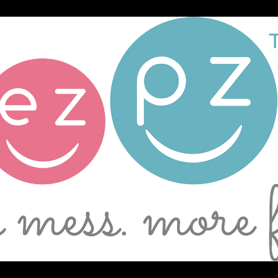 Logótipo colorido da marca ezpz com slogan