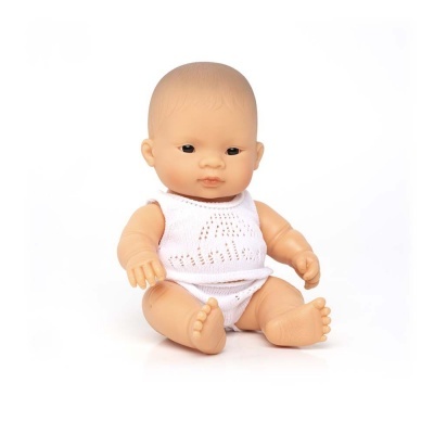 Boneco bebé vestido de branco sentado sobre fundo branco